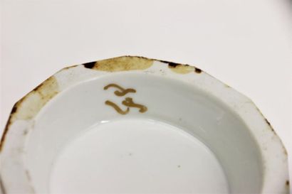 null PARIS XIXème siècle.
Broc et sa vasque en porcelaine en porcelaine à décor chinoisant...