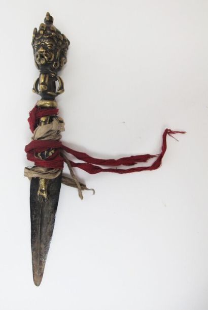 null TAMANG - NEPAL	

Superbe couteau rituel "PHURBU" en bronze du nord Népal.
Belle...