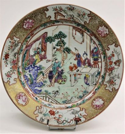 null CHINE XVIIIème siècle
Plat en porcelaine aux émaux polychromes fencai figurant...