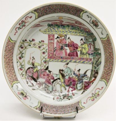 null CHINE Période Qianlong XVIIIème siècle
Assiette en porcelaine à décor aux émaux...