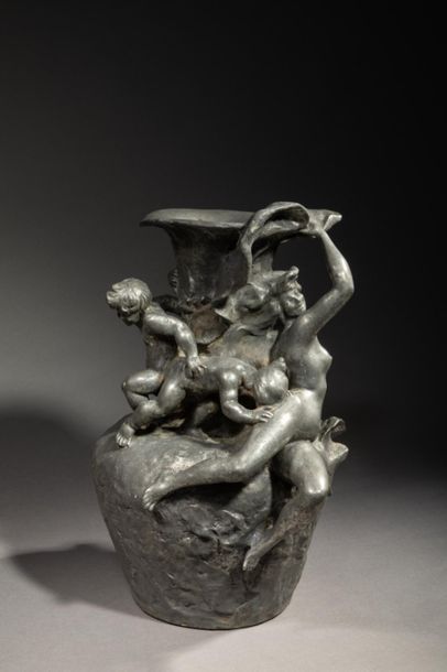 null Alphonse MONCEL (1866-1930)
Vase à long col évasé en étain figurant une femme...