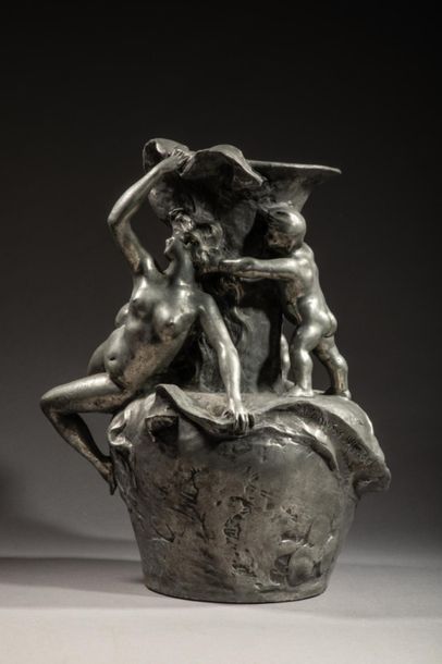 null Alphonse MONCEL (1866-1930)
Vase à long col évasé en étain figurant une femme...