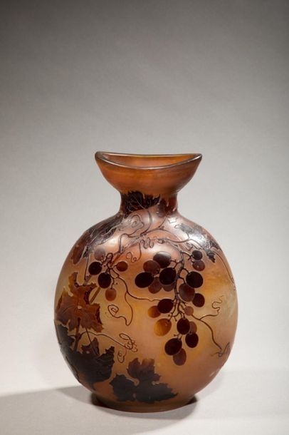 null Emile GALLE (1846-1904)
Vase à corps aplati et col évasé en verre multicouche...