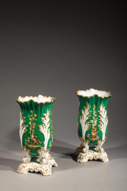 null PARIS XIXème siècle
Paire de vases à col ourlé en porcelaine à décor d'agrafes...