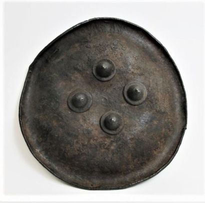 null NAGA - INDE

Bouclier en cuir bouilli en forme ronde orné de quatre cabochons...
