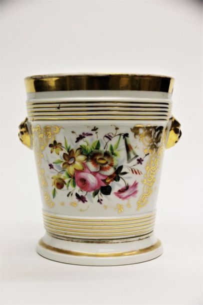 null PARIS XIXème siècle.
Trois cache-pots en porcelaine à décor floral et à décor...