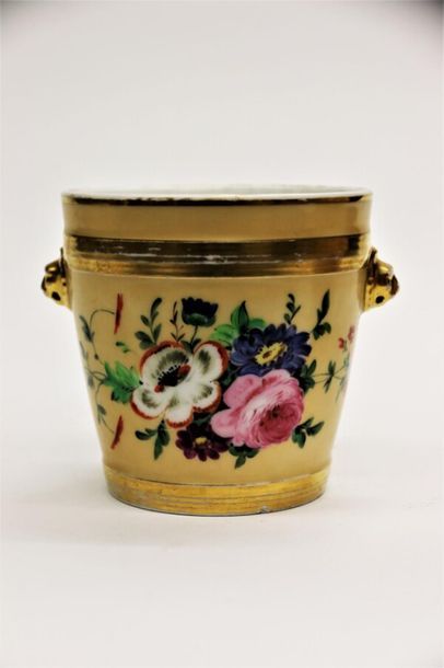 null PARIS XIXème siècle.
Trois cache-pots en porcelaine à décor floral et à décor...