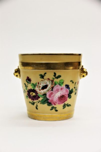 null PARIS XIXème siècle.
Trois cache-pots en porcelaine à décor floral et à décor...