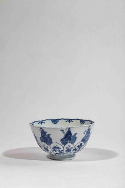 null CHINE Période Kangxi (1661-1722) 
Bol en porcelaine, à décor en bleu sous couverte...