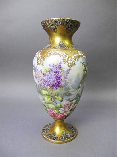 null LIMOGES, Vers 1900 
Rare vase décoré par A. Golse et Fils en porcelaine émaillée...