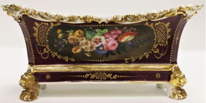 null PARIS XIXème siècle
Jardinière en porcelaine à décor peint dans des cartouches...