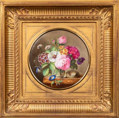 null French school of the 19th century.
Pair of round still lifes on porcelain depicting...