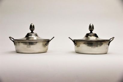 null Pair of 950°/°° silver covered bowls with leafy grips and eagle heads, the lid...