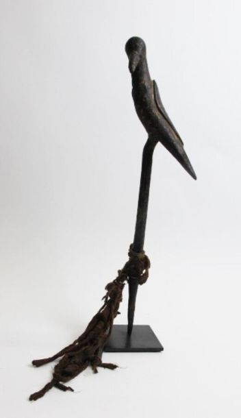 null GURUNG/TAMANG - NEPAL
	
Piquet rituel en forme d'oiseau ayant le même usage...