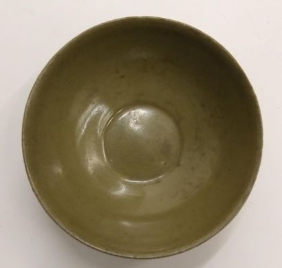 null CHINE Song (960-1280) 
Grand bol en grès porcelaineux à décor incisé sous couverte...