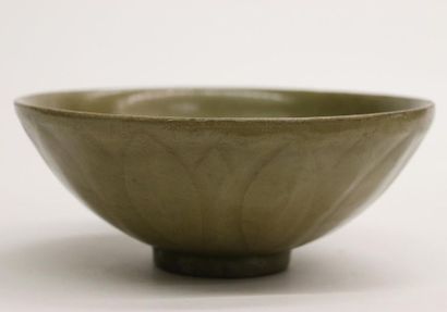 null CHINE Song (960-1280) 
Grand bol en grès porcelaineux à décor incisé sous couverte...