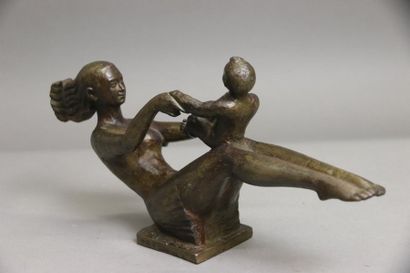 null ZUO Muhou 
"Mu yu zi, La mère et l'enfant'', juillet 2001.
Bronze à patine brune,...