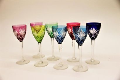 null SAINT LOUIS
Huit verres colorés en cristal taillé et une carafe modèle Chan...