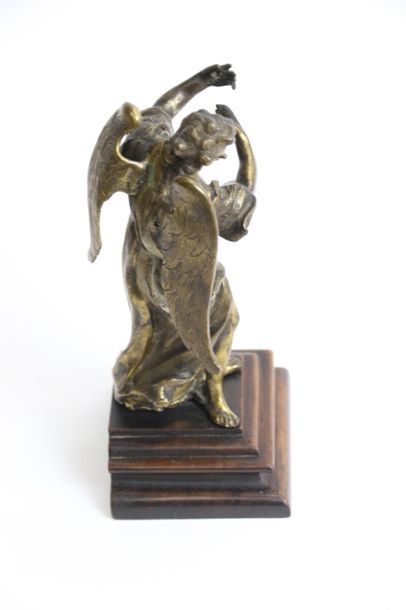 null Ange en bronze doré fixé à une base à gradins en chêne. 
H. 21.5 cm
