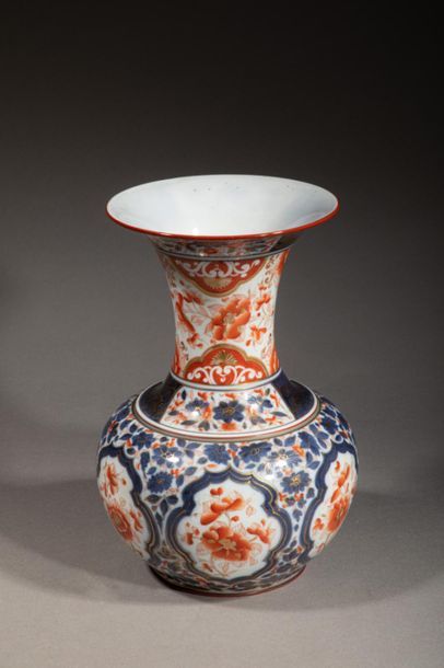 null BAYEUX XIXème siècle.
Vase ovoïde à col élancé en porcelaine polychrome à décor...