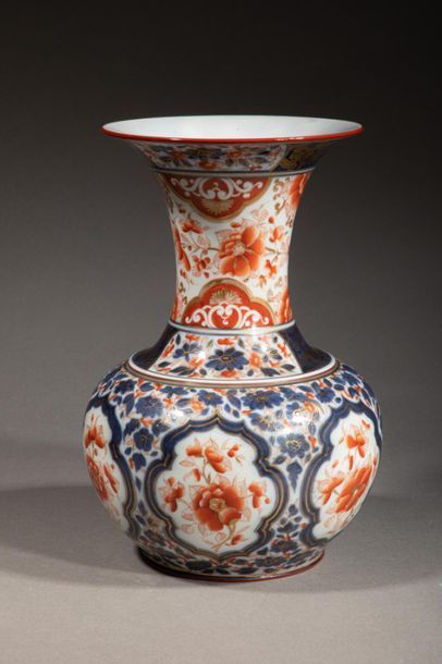 null BAYEUX XIXème siècle.
Vase ovoïde à col élancé en porcelaine polychrome à décor...