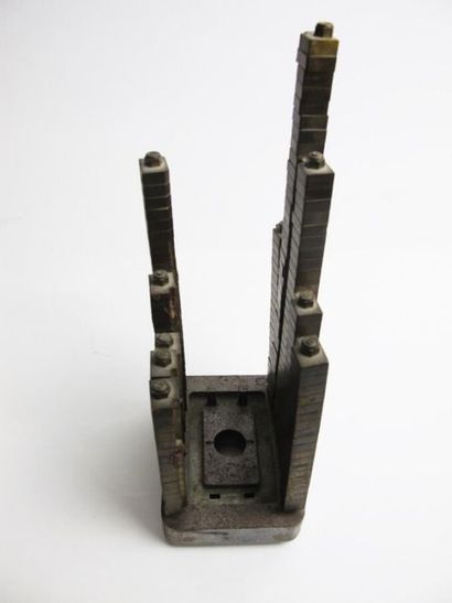 null Steel block letters marked with the names of the subway stations.
H.25 cm