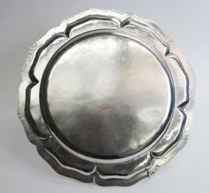 null Round dish in 925°/°° silver with poly-lobed rim decorated with fillets and...