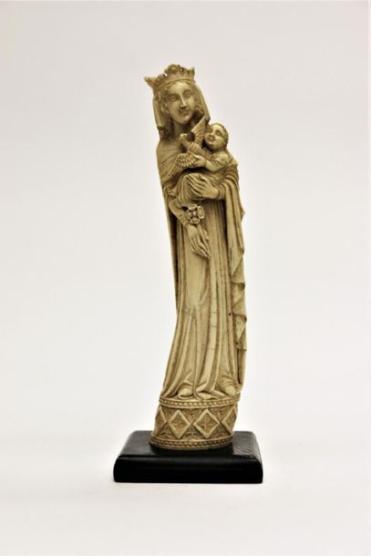 null Vierge à l'enfant en ivoire sculpté. La sainte vierge couronnée portant l'enfant...