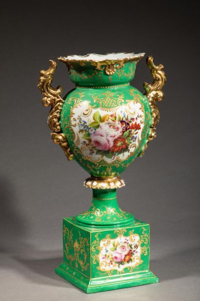 null PARIS XIXème siècle.
Vase balustre à deux anses en porcelaine à décor peint...