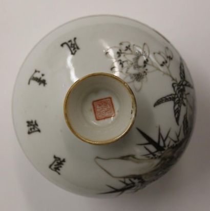 null CHINA Probable Guangxu period (1875-1908) Covered porcelain 
bowl with grisaille...