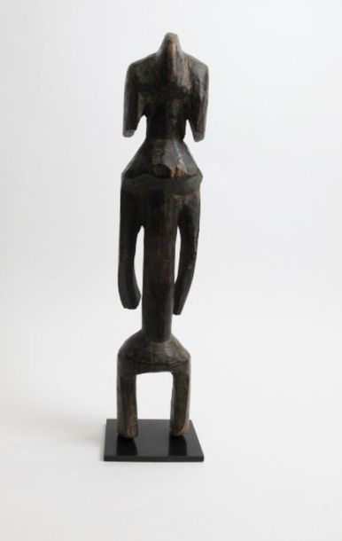 null MUMUYE - NIGERIA
Belle et très ancienne statue à larges oreilles non trouées....