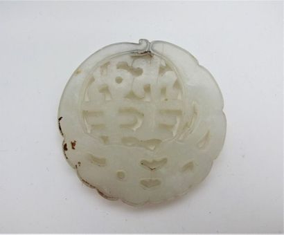 null CHINE
Pendentif rond en jade-néphrite à décor repercé d'idéogramme retenant...