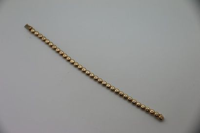 null Bracelet en or jaune 750°/°° à maille ronde orné de petits diamants taille brillant.
L.19...