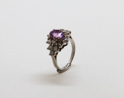 null Bague en or gris 750°/°° ornée d'un saphir rose de taille ovale facettée dans...