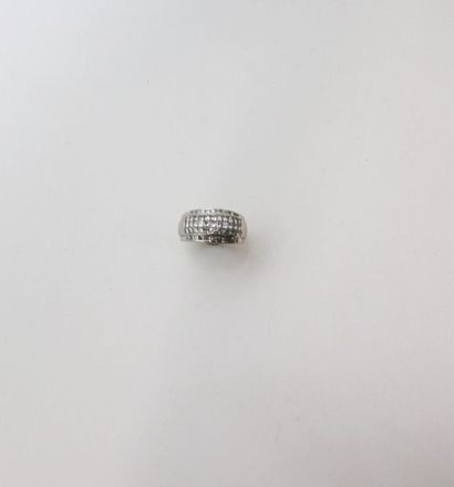 null Bague jonc en or gris 750°/°° rehaussée de cinq lignes de diamants taille princesse.
TDD:...