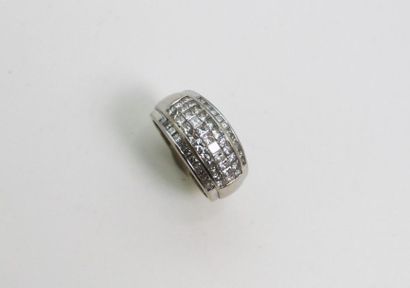 null Bague jonc en or gris 750°/°° rehaussée de cinq lignes de diamants taille princesse.
TDD:...