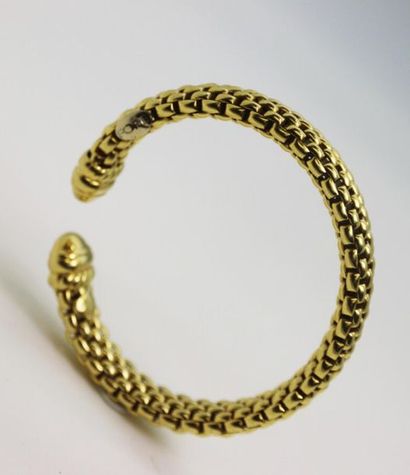 null FOPE 
Bracelet semi-rigide ouvert en or jaune 750°/°° maille façon vannerie,...