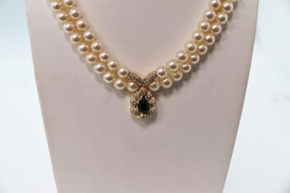 null Collier composé de 2 rangs de perles de culture d'environ 7 mm, orné d'un motif...