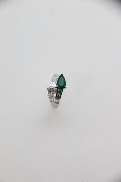 null Bague toi et moi en or gris 750°/°°, ornée d'un diamant et d'une émeraude taille...