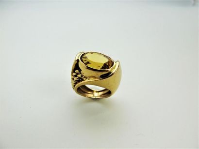 null Bague chevalière en or jaune 750°/°° ornée d'une pierre de synthèse jaune de...