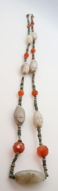 null Collier composé de perles oblongues d'agate d'Idar-Oberstein, de perles de cornaline...