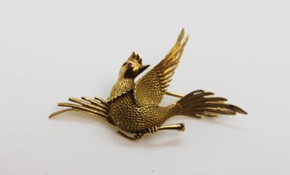 null Broche en or jaune 750°/°° martelé représentant un oiseau branché prenant son...