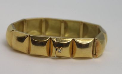 null Bracelet articulé en or jaune 750°/°° composé de mailles pleines bombées et...