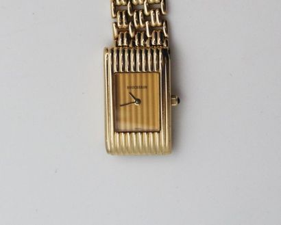 null BOUCHERON 
Montre bracelet de dame en or jaune 750 °/°° modèle " Reflet ". Mouvement...