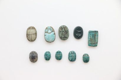 null MOYEN-ORIENT ET EGYPTE
Huit scarabées en faïence vernissée turquoise et stéatite,...