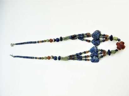 null MOYEN-ORIENT
Collier composé de perles et rouelles de lapis-lazuli, cornaline,...