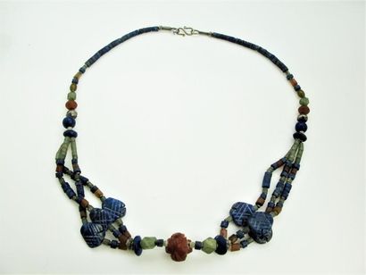 null MOYEN-ORIENT
Collier composé de perles et rouelles de lapis-lazuli, cornaline,...