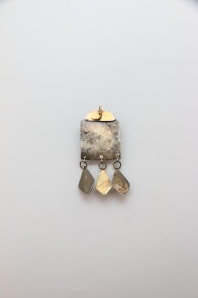 null Elément de bijou ancien en or jaune 585°/°° à décor de rinceaux émaillés bleu,...