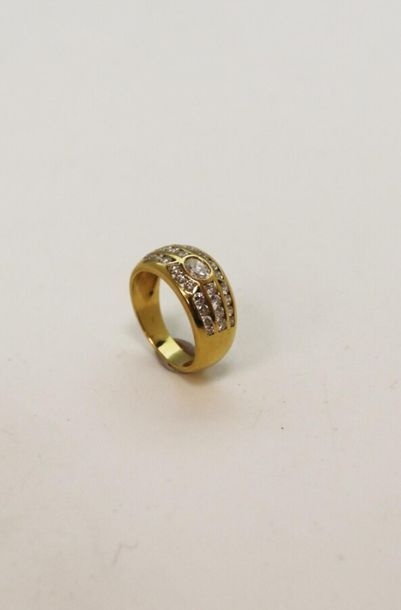 null Bague jonc en or jaune 750°/°° centrée d'un diamant ovale facetté dans un entourage...