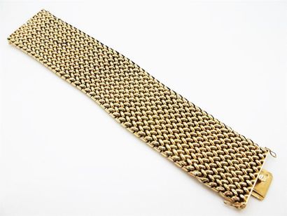 null Bracelet manchette en or jaune 750°/°° à maille souple. Fermoir à cliquet et...